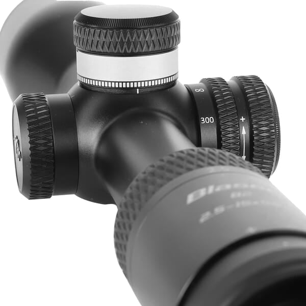 Blaser B2 2.5-15x56mm IC QDC S Riflescope 80111502 features precise turrets for night hunting.